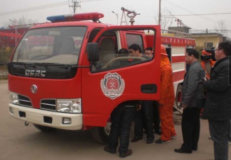嶄新的消防車開進河南西山區白楊鎮政府